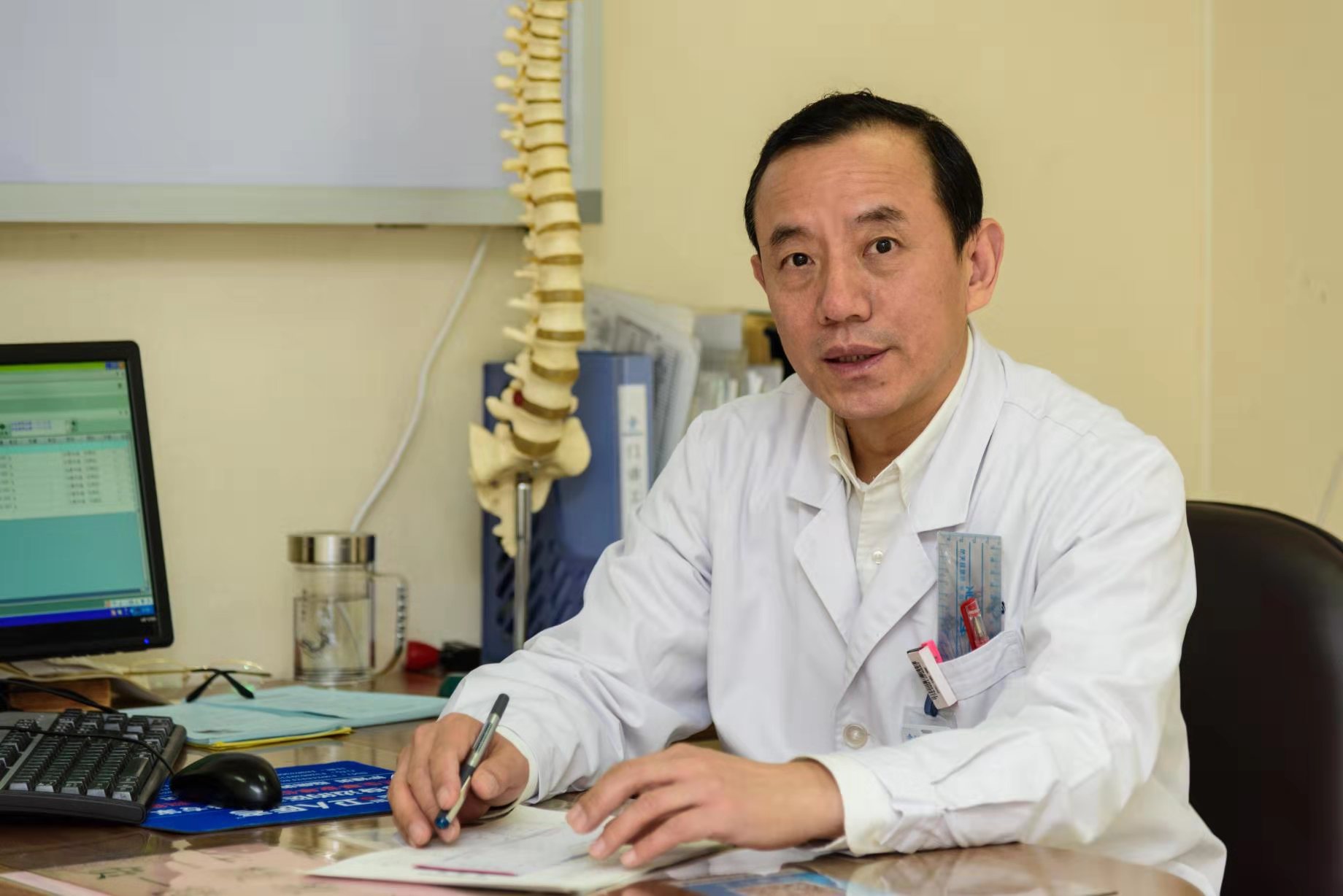 医师节特别报道陈德喜作为医生就是将病字去掉把人字高举