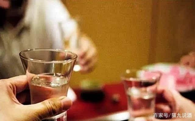 买酒送礼时，为何白酒要送双，红酒要送单，里面有哪些讲究？_中国
