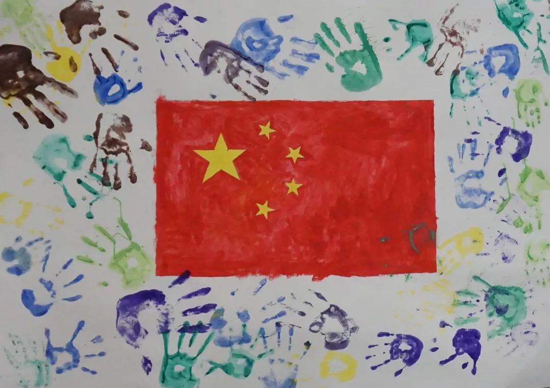 孩子们用清脆的嗓音诵金句,学雷锋,用画笔画下鲜艳的五星红旗,发挥