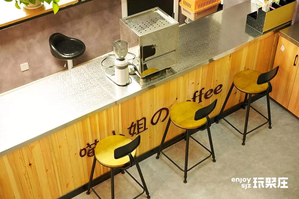 新店这家咖啡馆的店员们可以治愈你所有不开心