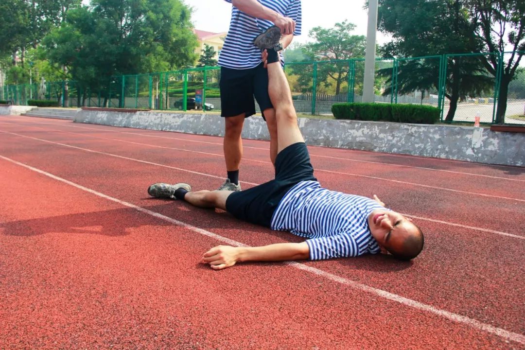 兵哥示范教你如何应对肌肉拉伤