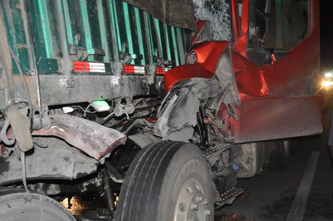 【第一现场】凌晨挂车追尾高平中队火速救援