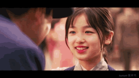 这或许是小千代有生以来,第一次被人捧在手心,也是