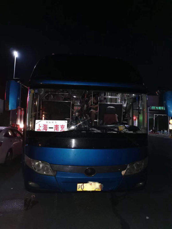 即将开学,父母不能亲自送女儿回家,就委托大巴车主将女儿带回四川,并