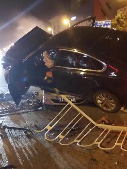 凌晨,沈阳这辆车发飙!先追尾又骑在了对面出租车上,无辜乘客受伤