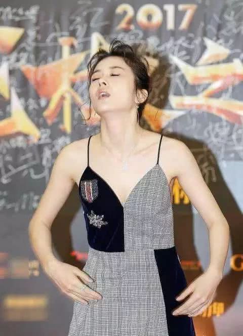 那个在红毯上装晕倒,连打关晓彤10个耳光的"小杨幂",如今混成这样