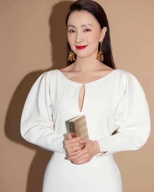 徐峥老婆真会穿一袭白色紧身长裙尽显美人鱼身材仙美动人