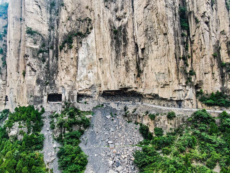 井底村挂壁公路图片