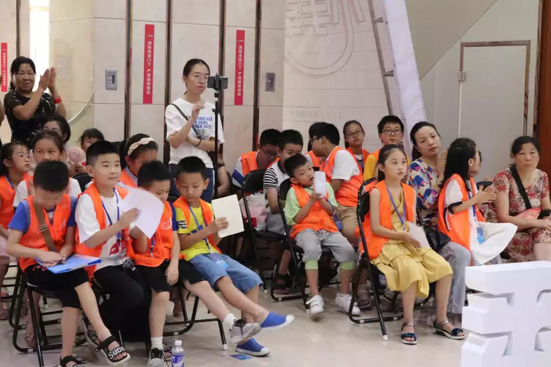 站上高台面向观众看897小主播们大变样