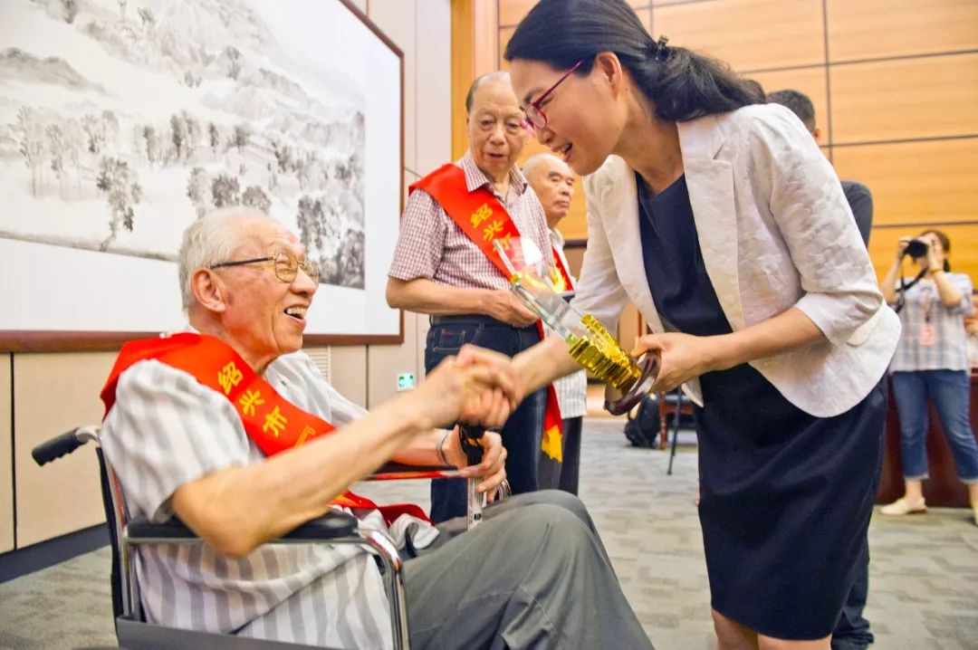 裘怿钊,沙振球,郑淳理,宋汉章,毛乾妙等5位同志被授予"医师终身荣誉"