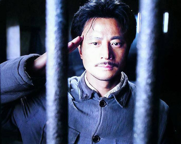 "刘畴西也在旁边说:"我知道你老王的脖子硬,到时把脖子挺直,让他们砍!