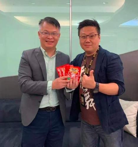 说大陆人吃不起榨菜的台湾主持人黄世聪收到了两箱涪陵榨菜