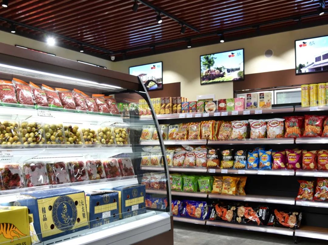 当然,乡巴佬的招牌水果必不可少水果区店内的蔬菜都是清晨从自家农场