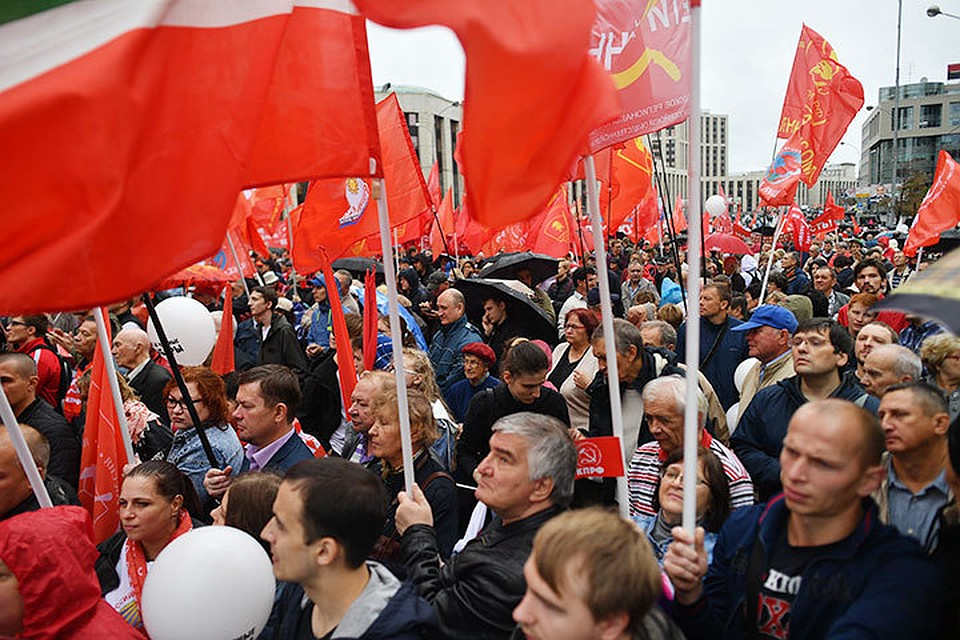 有俄共的支持者,还有苏联军官联盟,全俄妇女联盟"俄罗斯希望"的成员