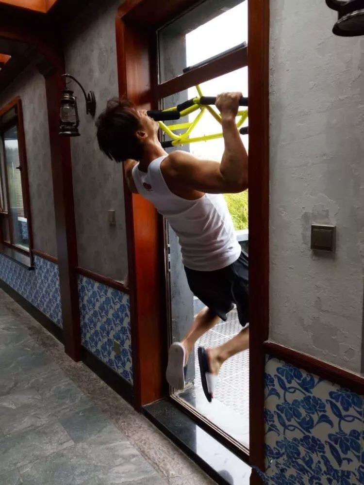 郭品超这健硕肌肉 逆龄颜值,让人无法相信他是42岁大叔啊_健身