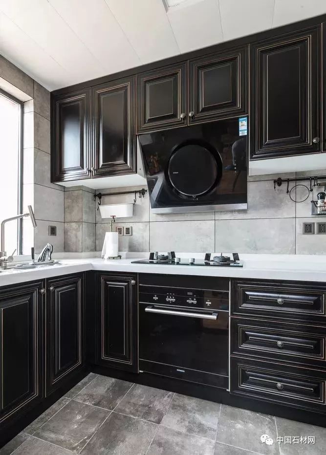 大理石台面搭配各种颜色的橱柜原来也可以这么好看