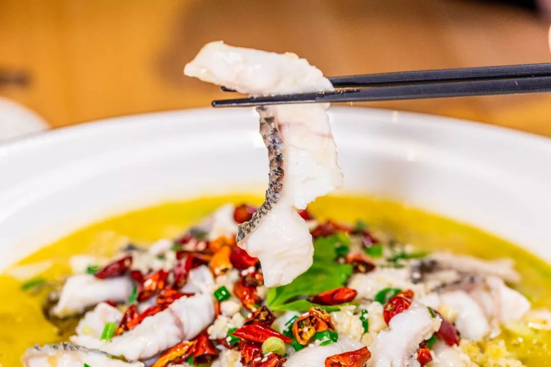 酸菜鱼可以说是新一代的米饭杀手,淋上汤汁的米饭,简直一绝,不知不觉