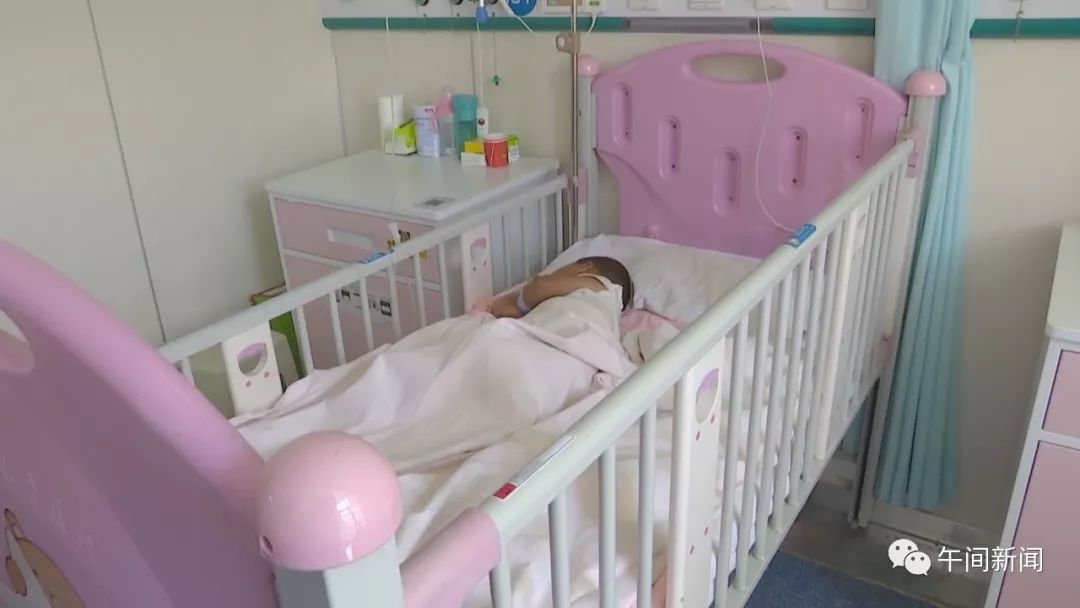 在儿童医院消化内科病房,记者见到了来自甘肃的郝先生和他两岁半的