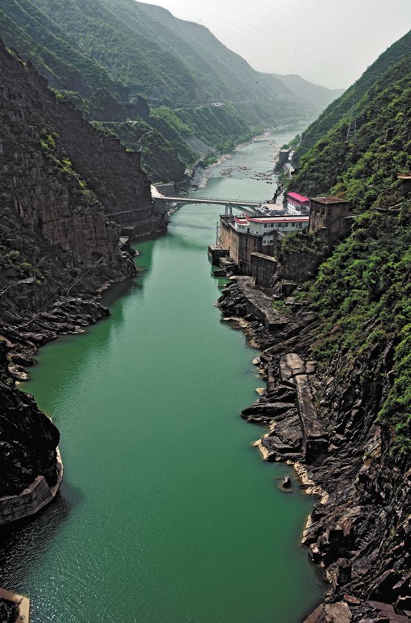 褒河峽谷,河面僅七十米,怪石林立,兩岸峭壁,高聳入雲,十分壯美.