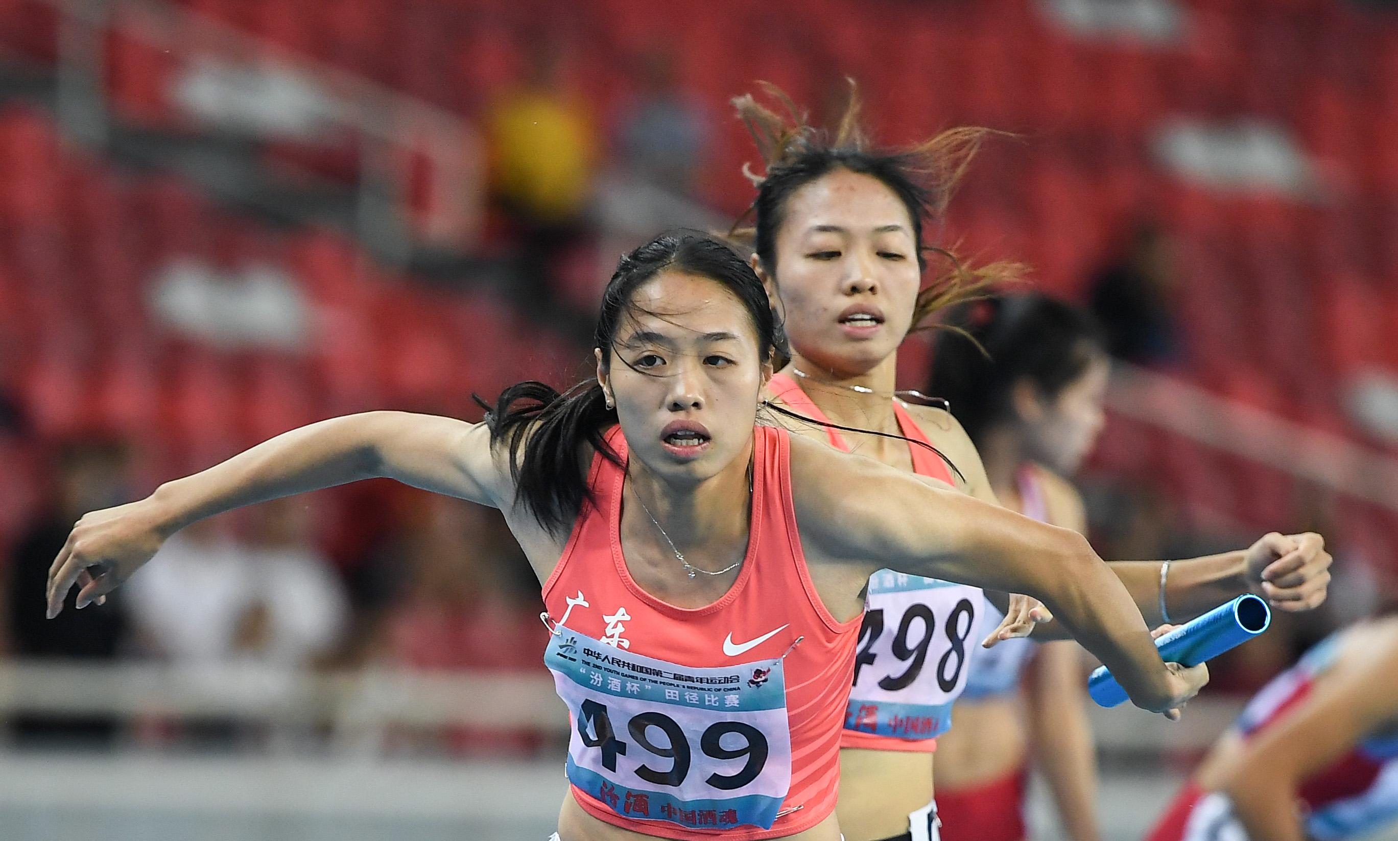 女子4x200米接力决赛中,由莫家蝶,张烁,朱翠薇和朱翠妍组成的广东省