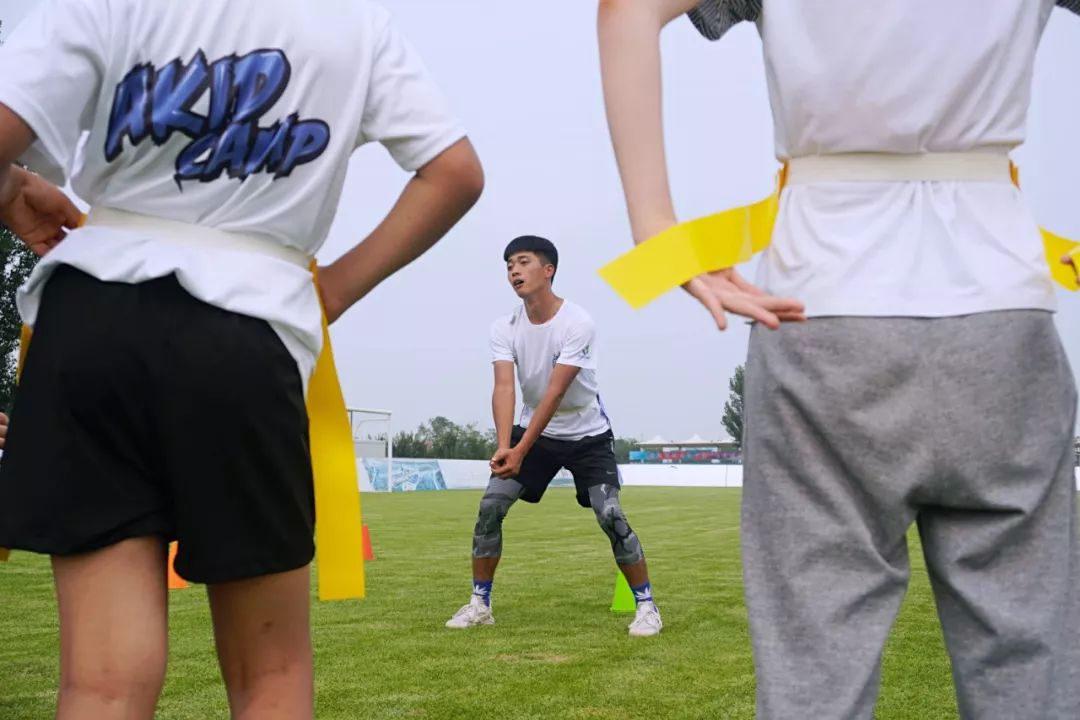 刺激的撕腰旗大战,锻炼每一个人的灵敏能力,大家大呼过瘾,跟综艺里的