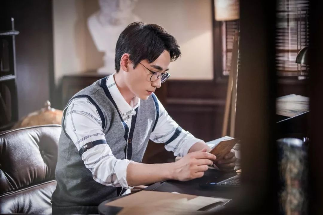 西装之下的捆绑艺术男士的吊带内衣