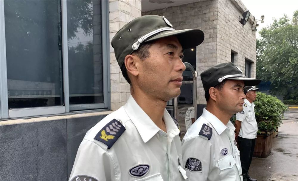 这个夏天炎值最高的上海保安人