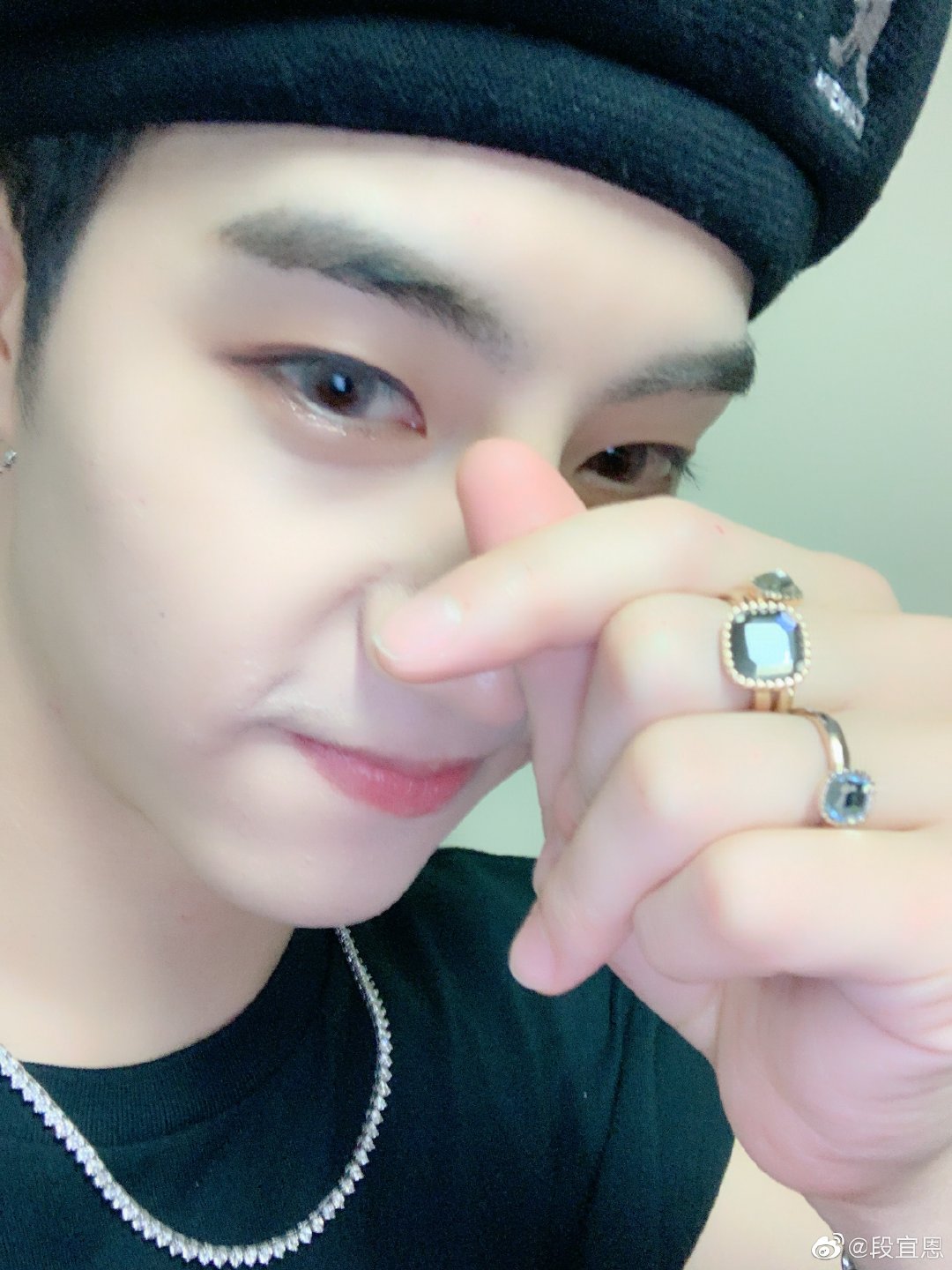 开博一周年有福利!贝雷帽美男段宜恩自拍四连请接收