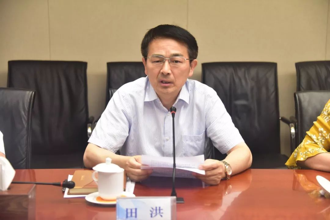 田洪在讲话中首先对东航江苏公司综合管理部及职能部门克服自身困难
