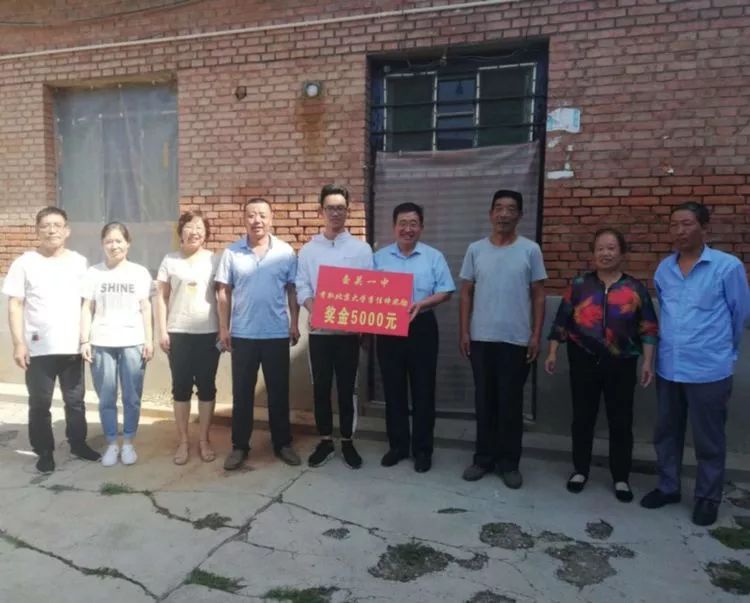 壶关一中校长牛芳生看望慰问北京大学优秀录取生