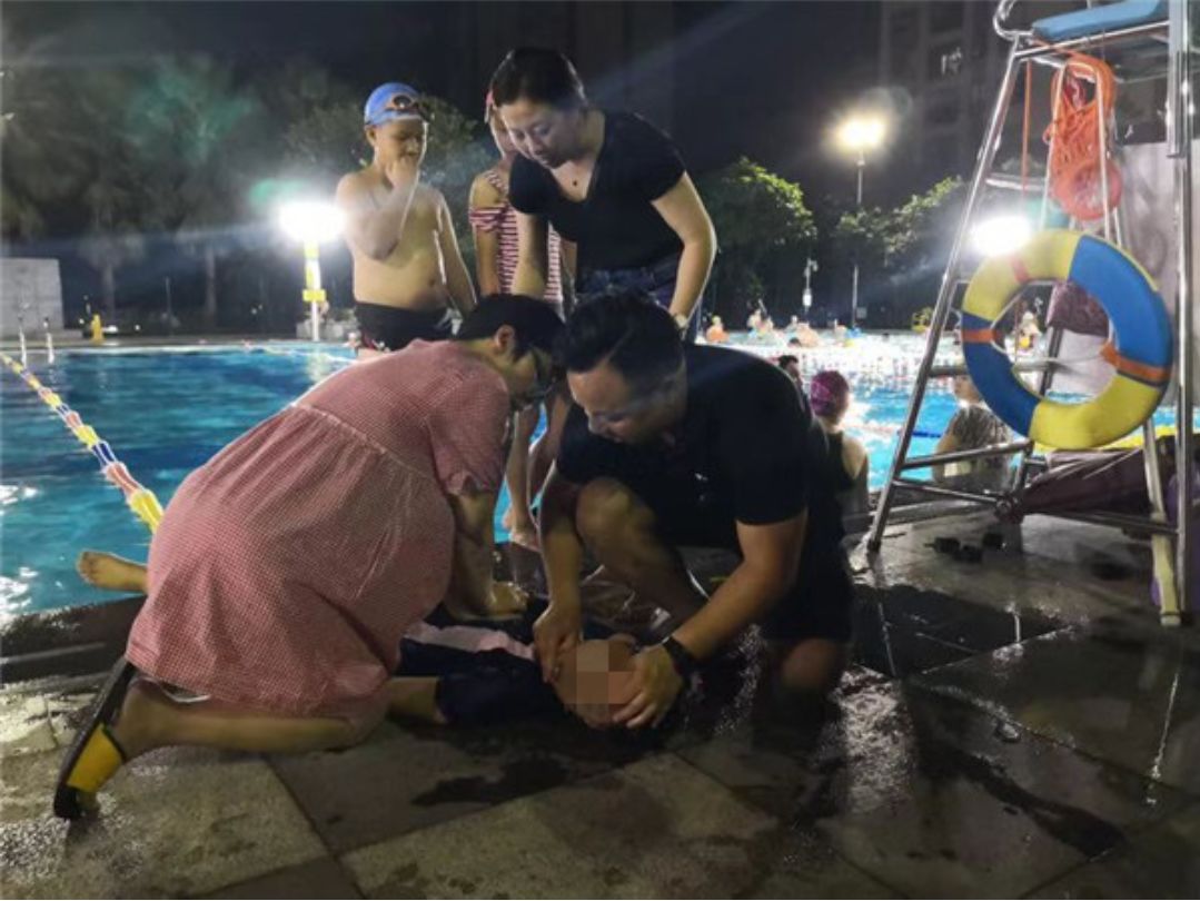 距预产期仅9天,45岁孕妇跪地救活溺水女孩,按压180次