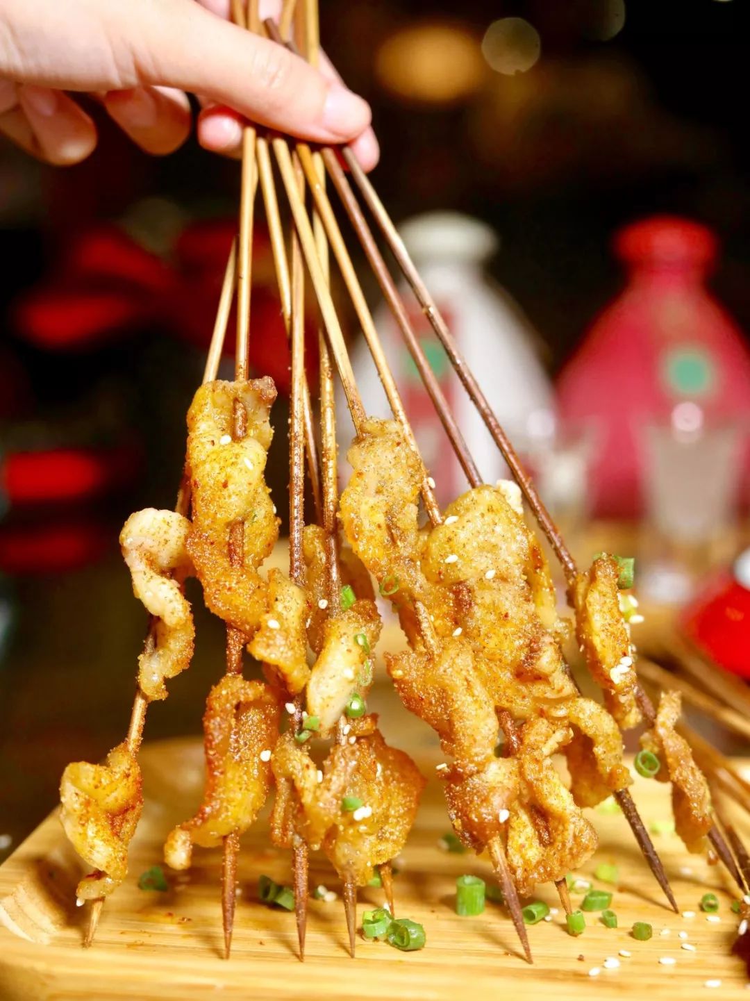 就比如,你以为这烤香菇普普通通,其实里头还包了虾饺,不尝还真get不到