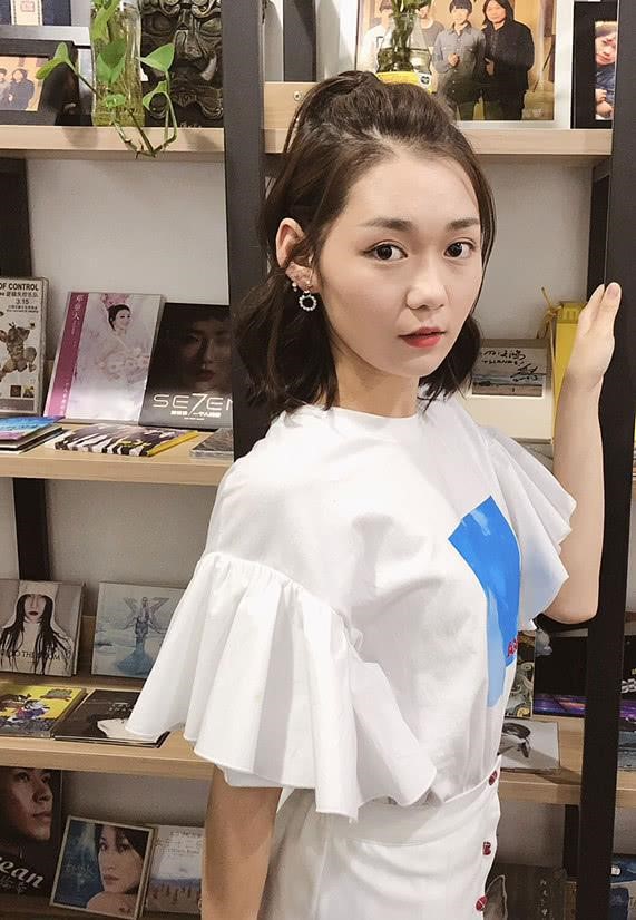 段奥娟瘦了之后马上从校园学生变成女神