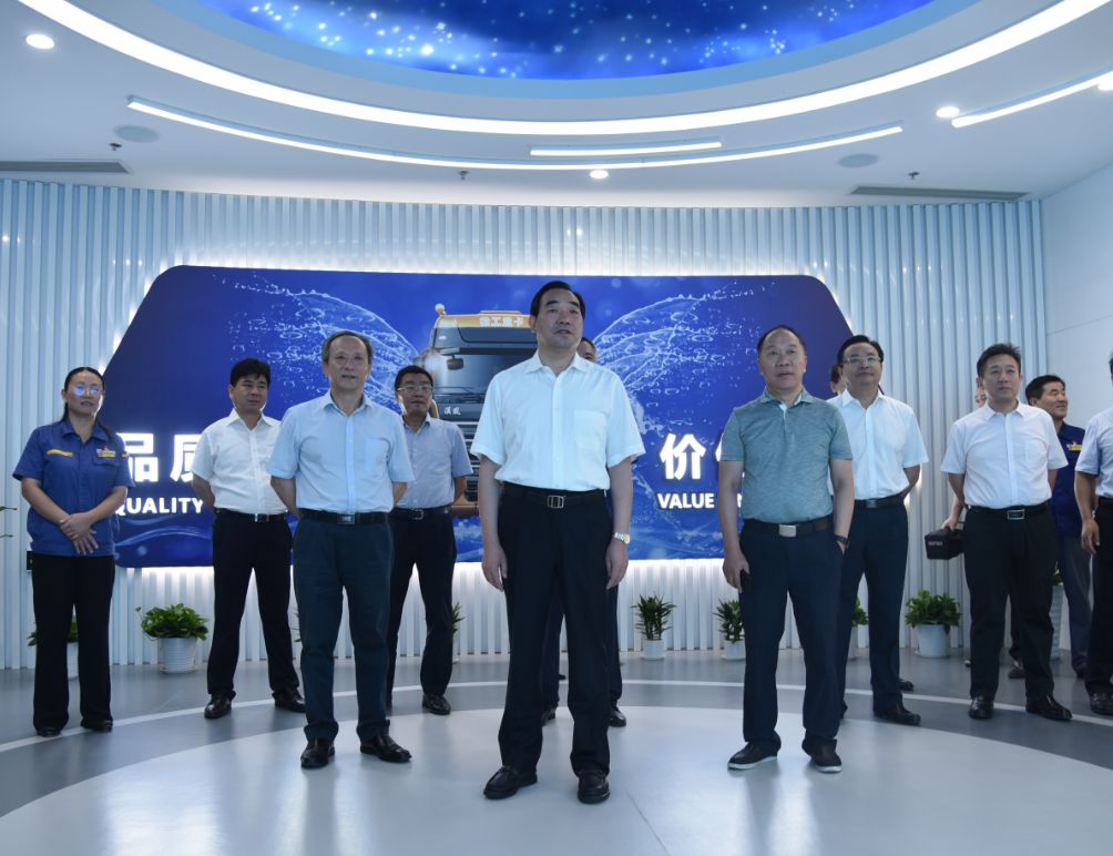 市委书记周铁根一行视察徐工汽车智能化研发基地