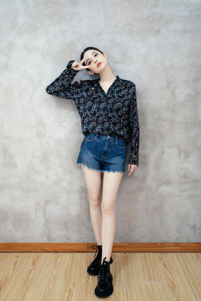 古力娜扎披肩短发超飒爽!搭配黑色紧身皮裤,身材比例"辣眼睛"