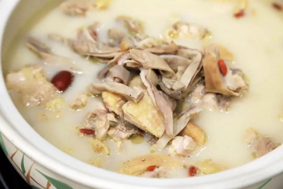 正宗的猪肚鸡一定是,猪肚和鸡肉洗净,加白胡椒炖熟,猪肚鸡味道香醇