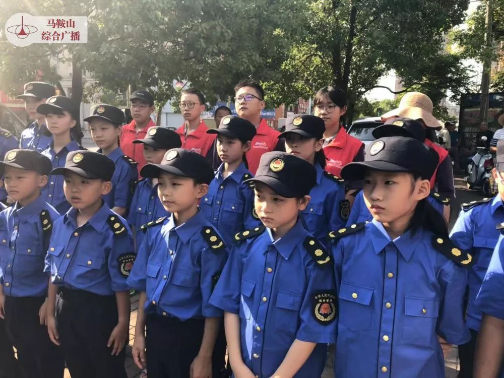 小城管感受大责任小朋友变身城市管理员