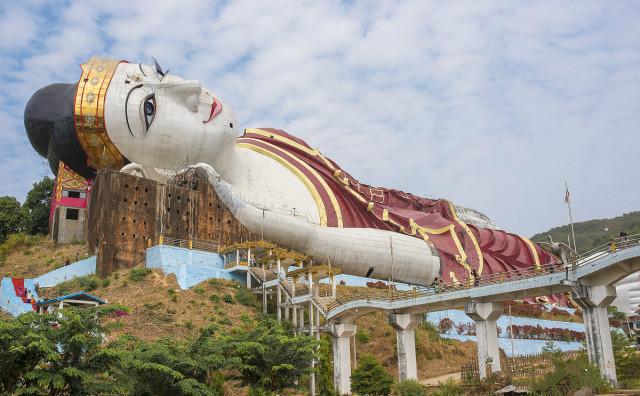 史上最大"睡佛"面部朝上静躺在山上,旅客:看久了会做"噩梦"_大佛