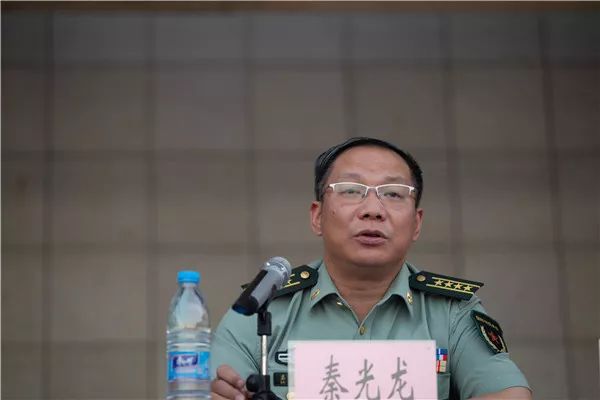 军训动员大会结束后,市委常委,攀枝花市军分区政委秦光龙为参训师生上