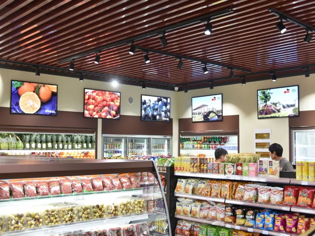 除了乡巴佬的招牌水果满满当当的物品被摆放在货架上清爽整洁的店内