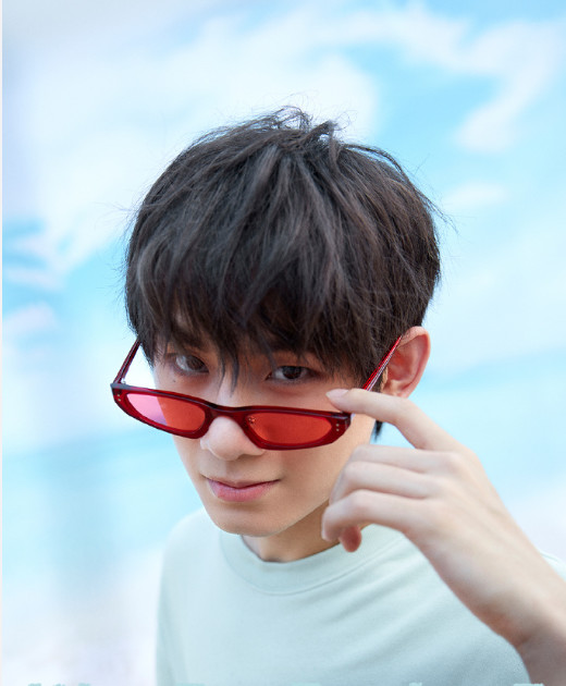 r1se最新单人照周震南颜值在线造型在线夏之光认不出