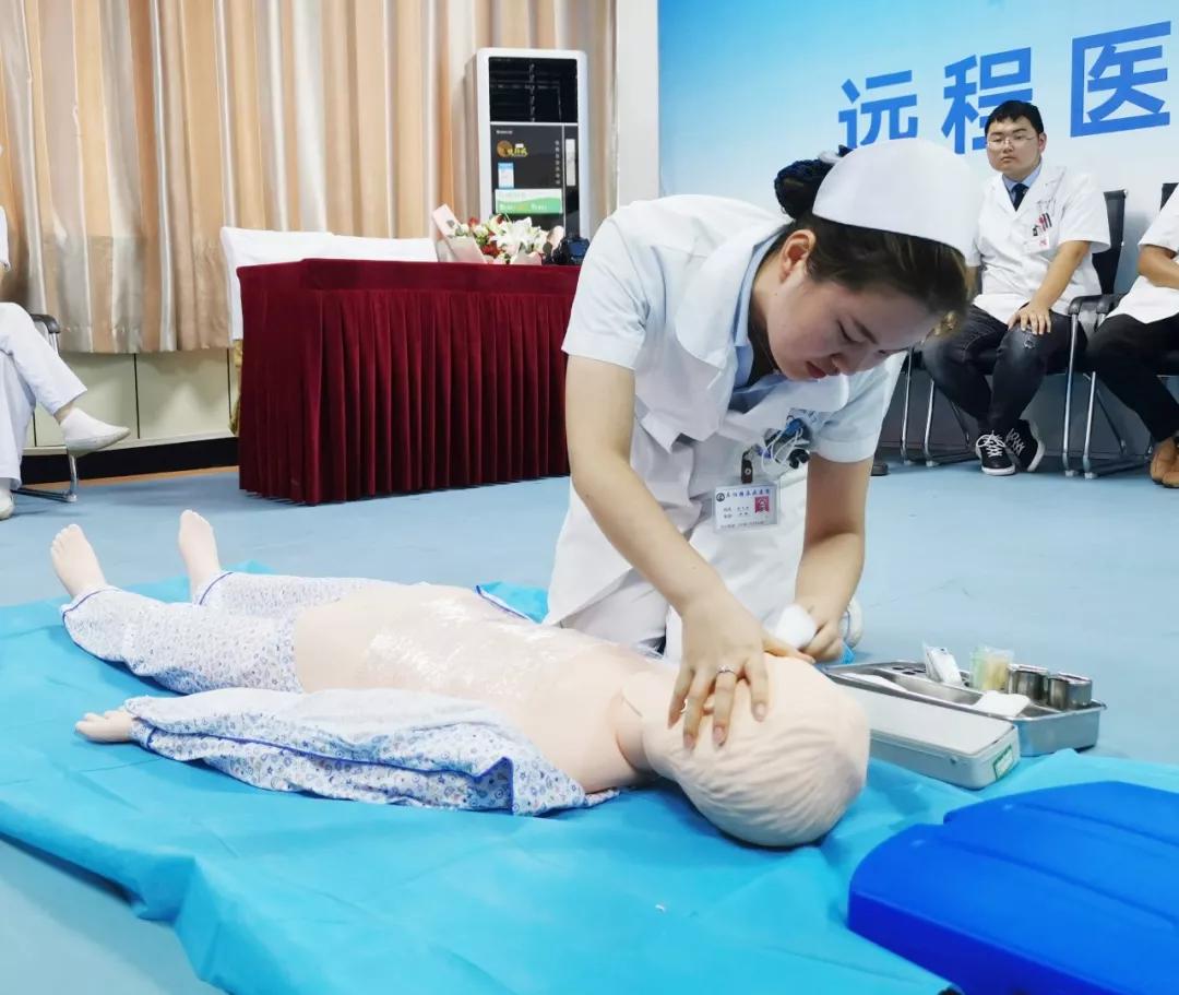 医师李标"cpr"(心肺复苏)急救技能操作护士蒋欢欢"cpr"(心肺复苏)急救