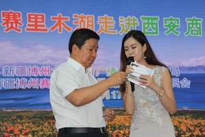 西安掀起最炫赛里木湖风博州美景惊艳西安市民