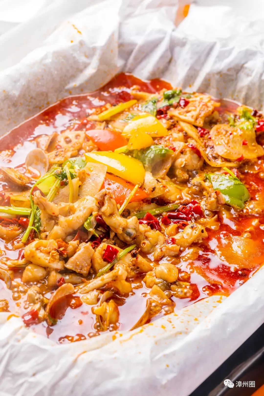 ▶纸包田鸡江团鱼的特点就是少刺多肉,随便一装就是一大碗层层叠叠