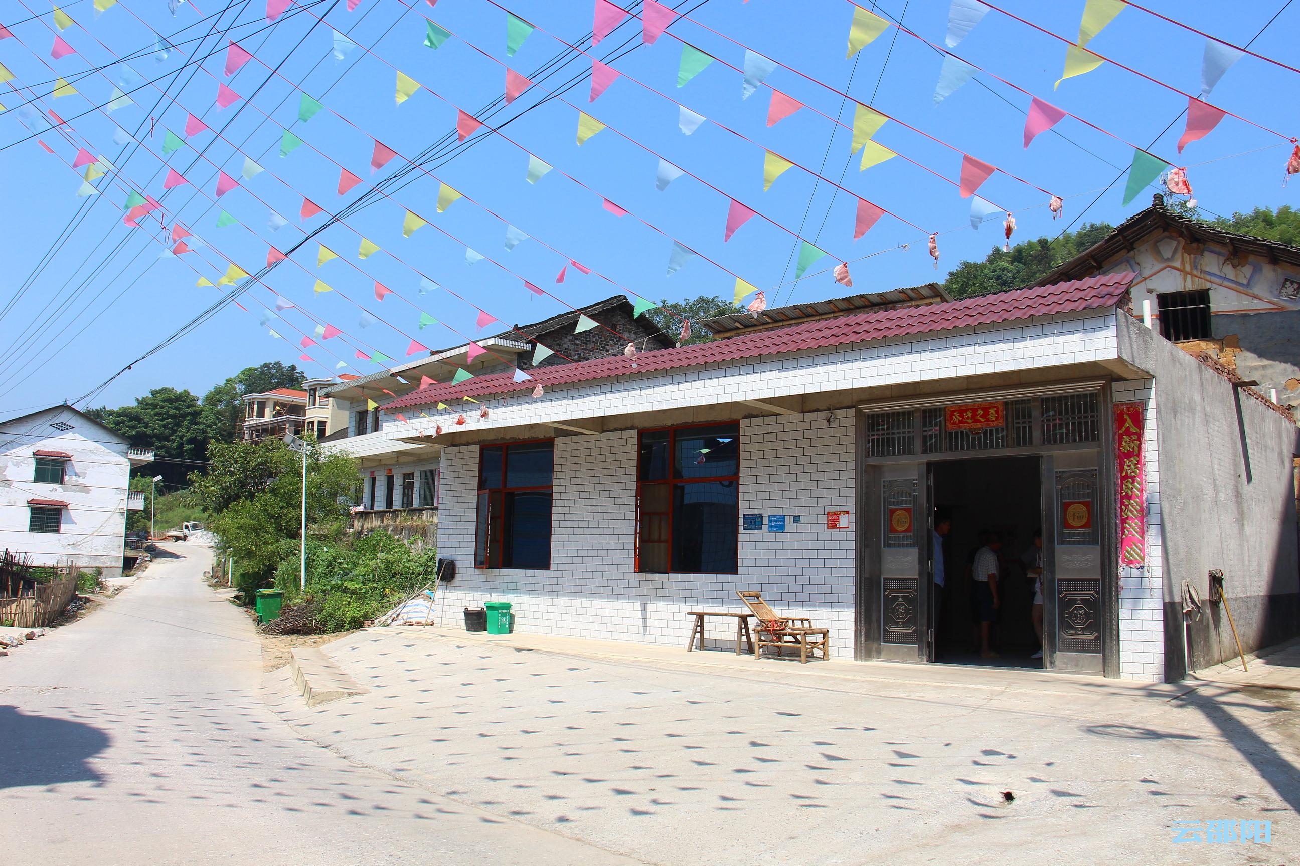 童中涵)8月16日,在新邵縣坪上鎮百寧村,劉醜生和妻子陪著外孫女正在