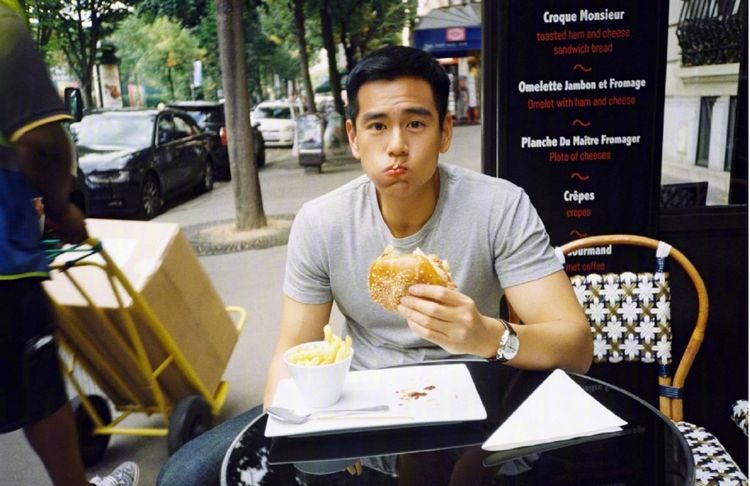 原创彭于晏好久不见穿牛仔套装白色t恤真阳光37岁仍是帅小伙