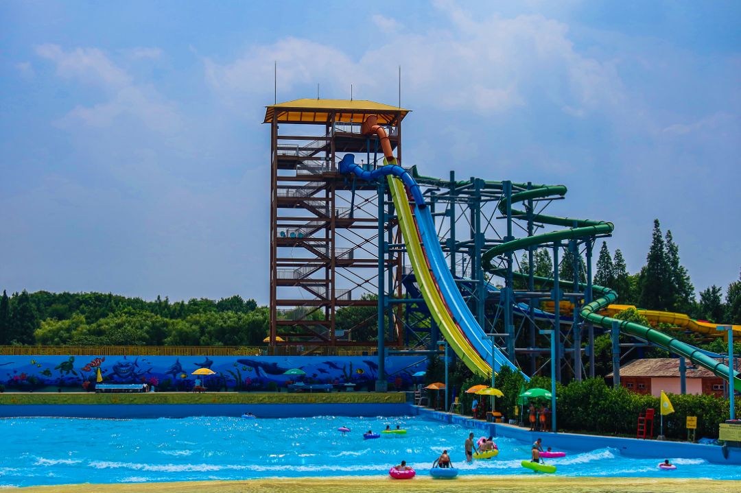 位于上海的热带风暴水上乐园,作为亚洲最大的水上游乐场之一,向来以