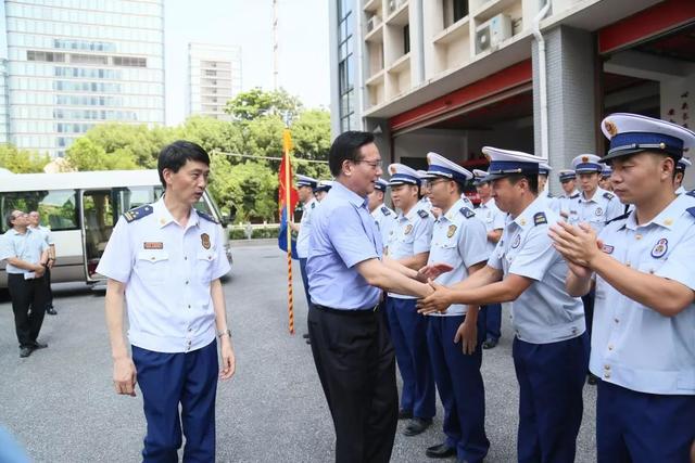 市政府秘书长张明康,市公安局副局长龚清荣,市城管