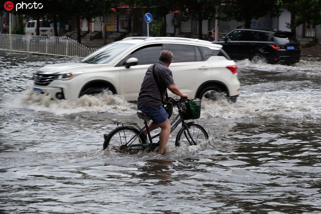 辽宁沈阳遭遇最强短时暴雨 市民趟积水出行
