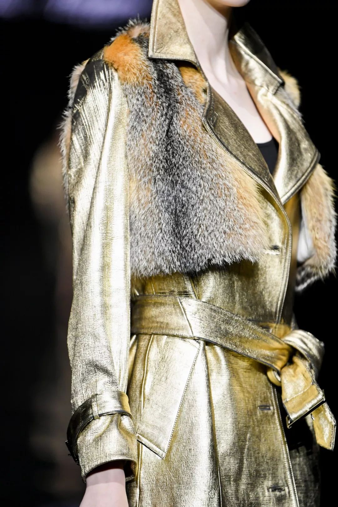 采购商大包小包来海宁 就是因为 这里能找到质优价美的皮草 款式  以